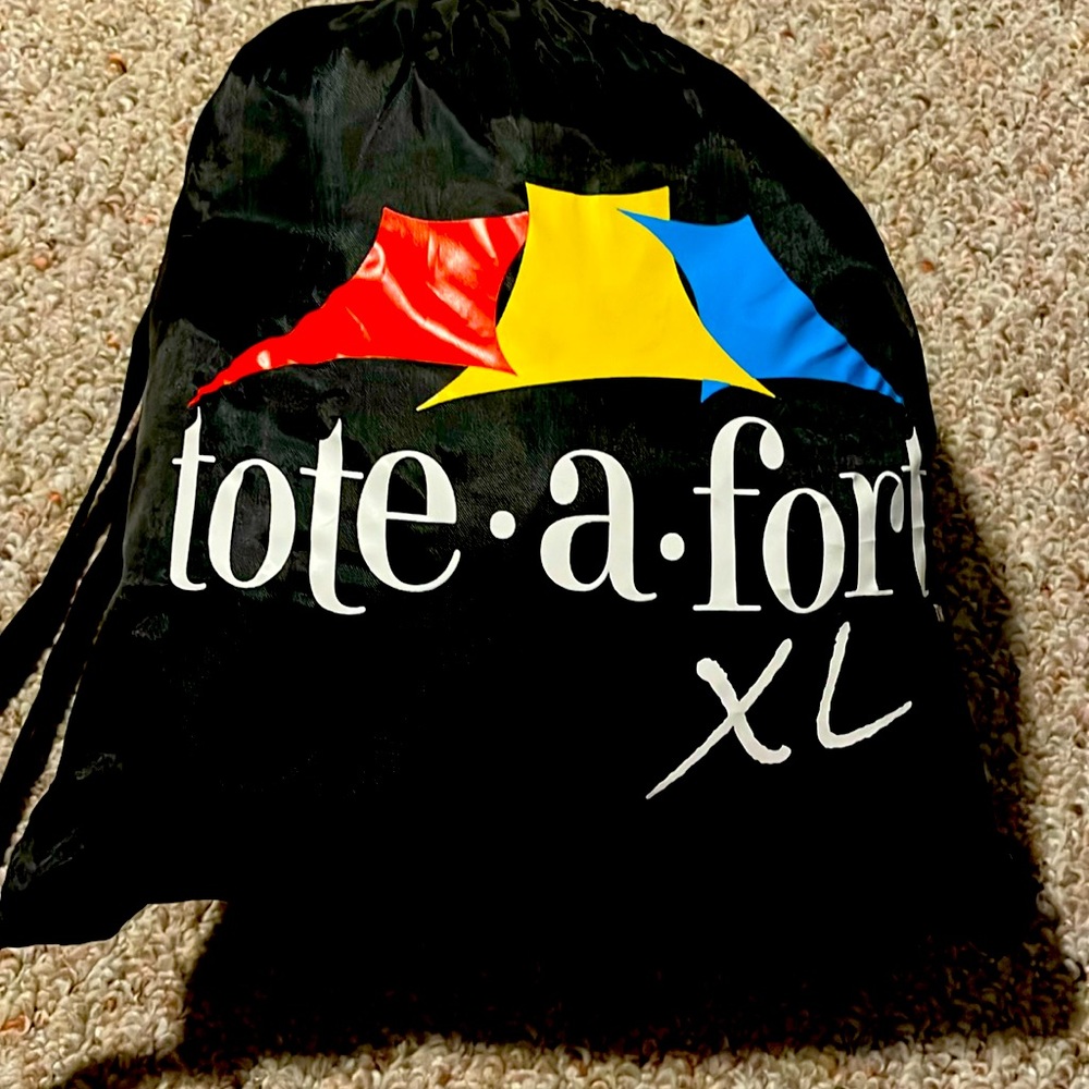 Tote a fort XL, 4 tarps and 4 sandbags with straps